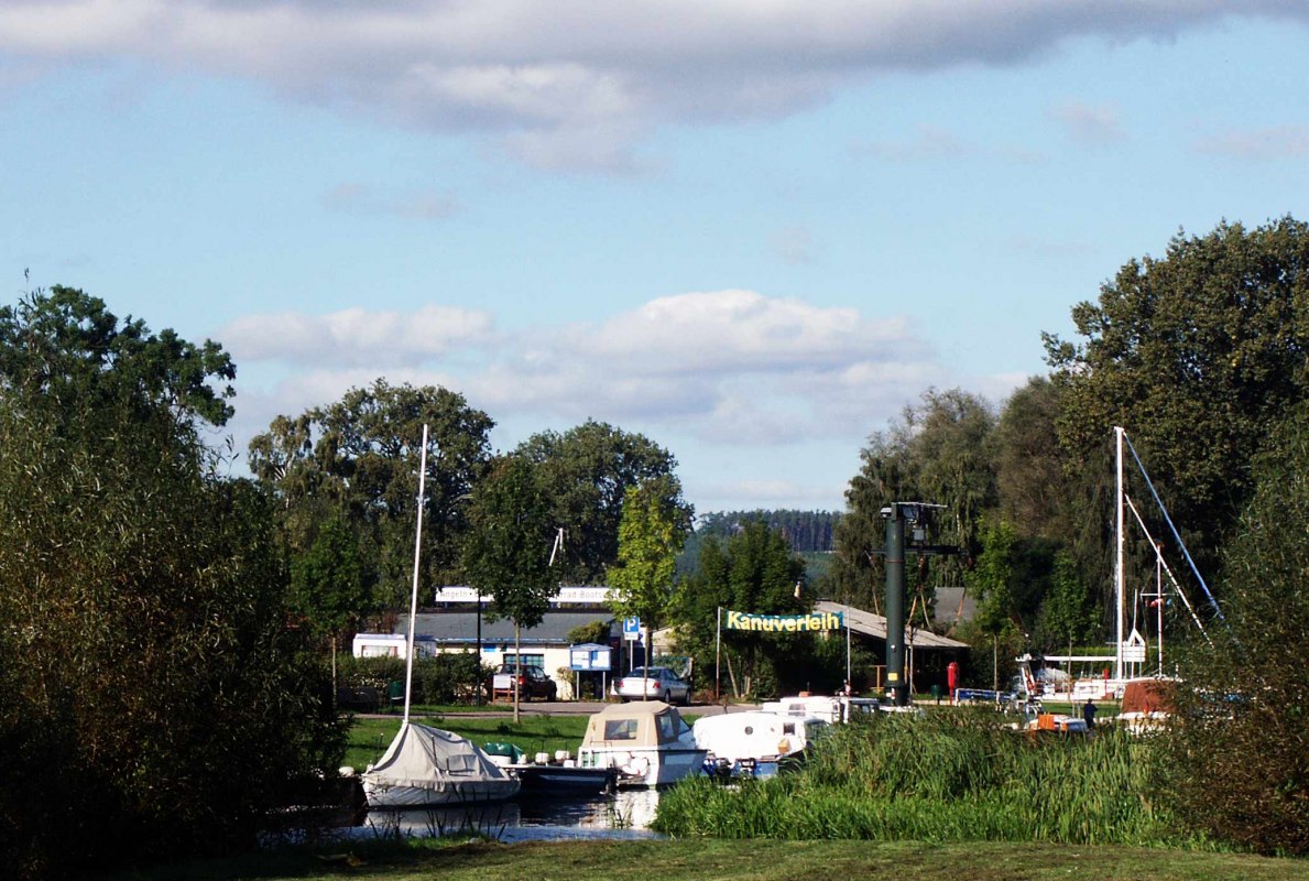 Widok na Wasserfreizeit Bremer z systemem dźwigowym obszaru odpoczynku na drodze wodnej K&ouml;sters-Eck // &copy; Wolfgang Bremer