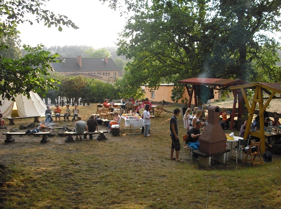 Gezamenlijk diner op de barbecueplaats., © Zebef e.V.