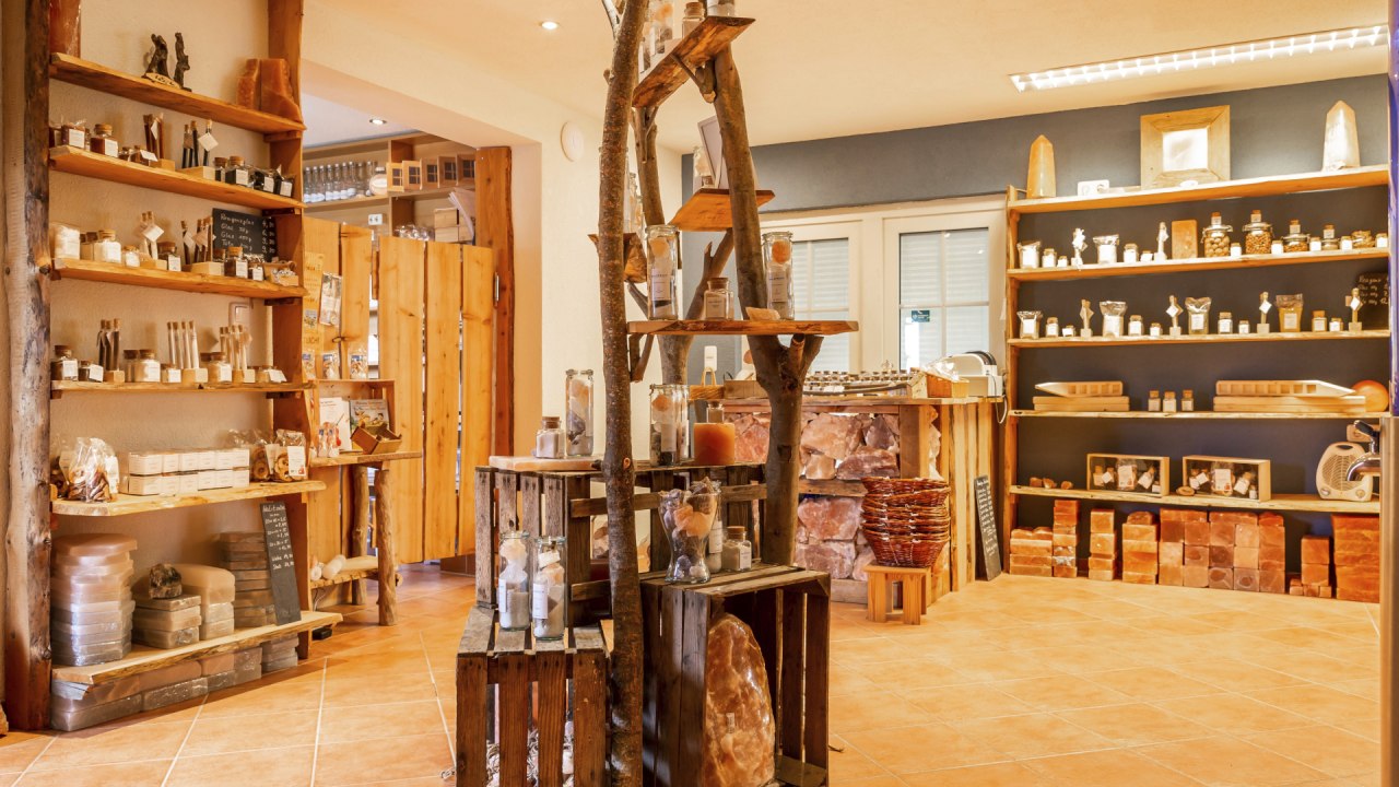 Je kunt zouten proeven in de boerderijwinkel, een rondleiding volgen of ontspannen in het gradeerhuis. // © Salzmanufaktur/Klemp Je kunt zouten proeven in de boerderijwinkel, een rondleiding volgen of ontspannen in het gradeerhuis. // © Salzmanufaktur/Klemp