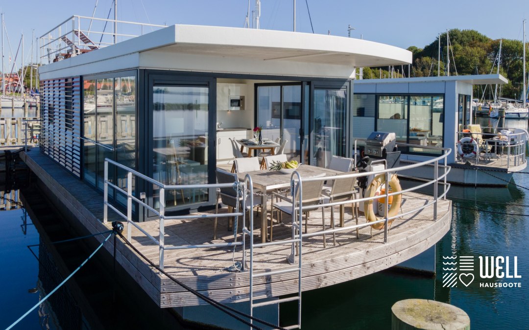 Houseboat with roof terrace overlooking the bow terrace, © Lars Franzen