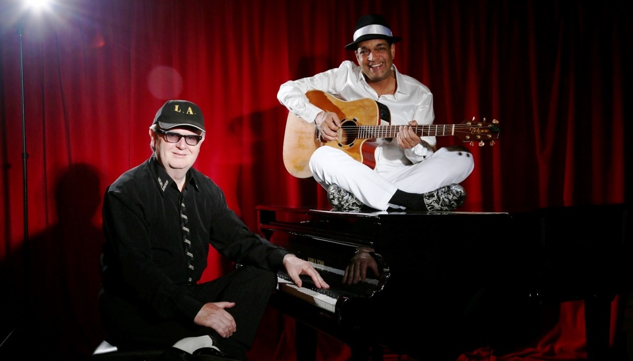 Andy op piano, Larry op gitaar, &copy; Lawrence Harms