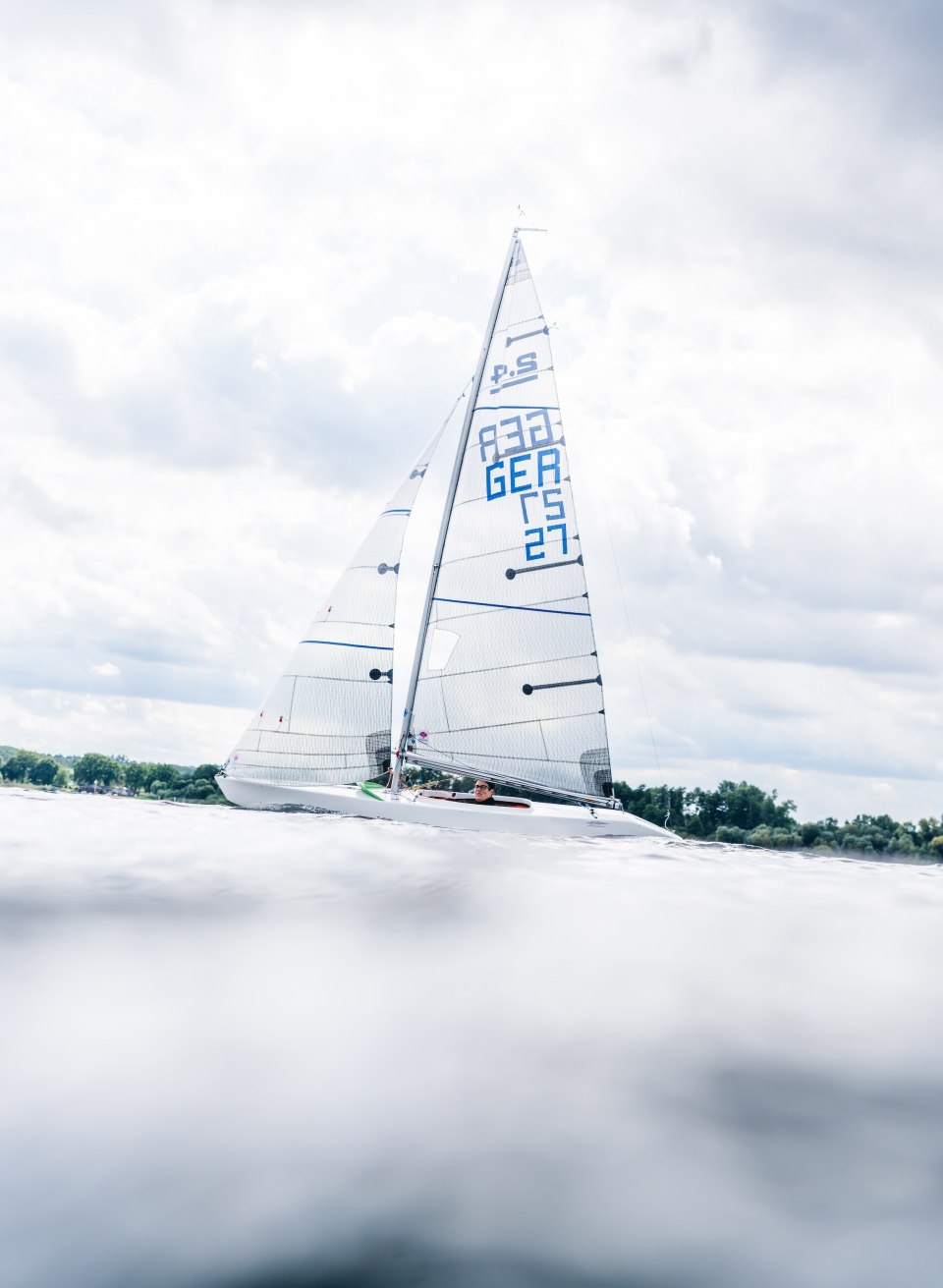 Een zeilboot op waterniveau en geschikt voor inclusief zeilen.