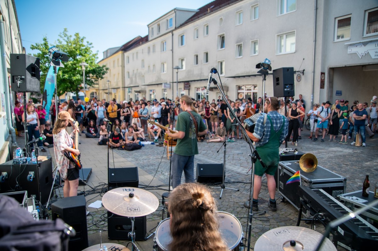 Een band speelt tijdens het Fête de la Musique 2025 op het podium bij de Aufladen in de Wartlaustraße in het centrum van Neubrandenburg. // © Jessica Schuck Een band speelt tijdens het Fête de la Musique 2025 op het podium bij de Aufladen in de Wartlaustraße in het centrum van Neubrandenburg. // © Jessica Schuck