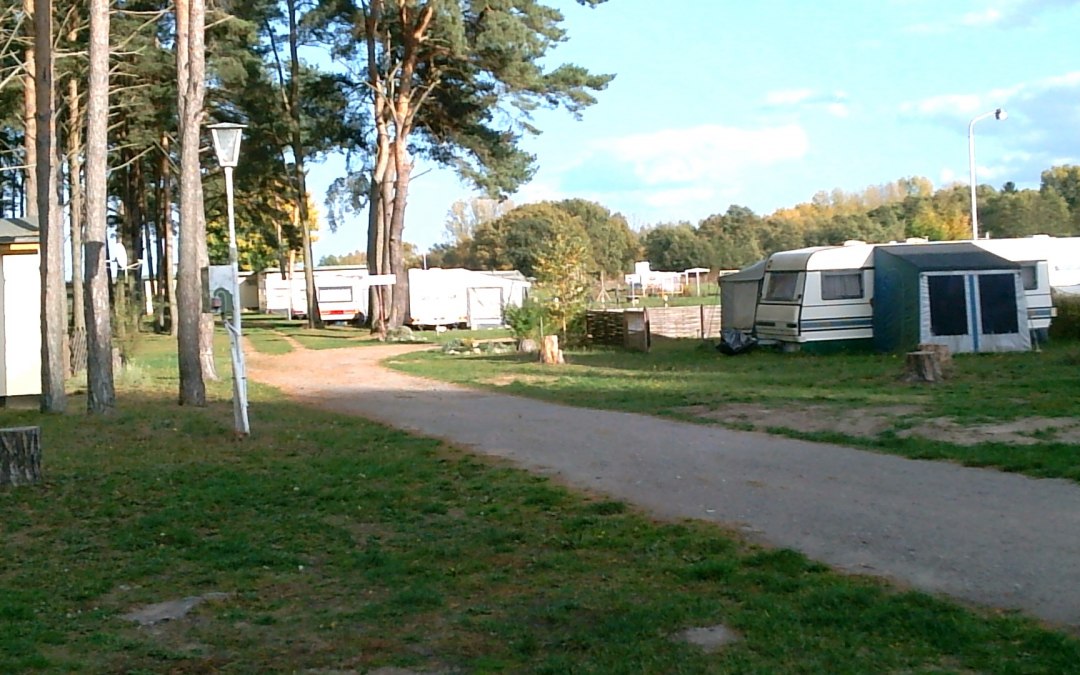 Standplaats met uitzicht op de rivier de Peene, © Campingplatz Waldcamp Freest