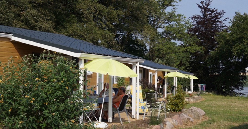 Vakantiehuizen met uitzicht op het meer, © Camping Sternberger Seenland