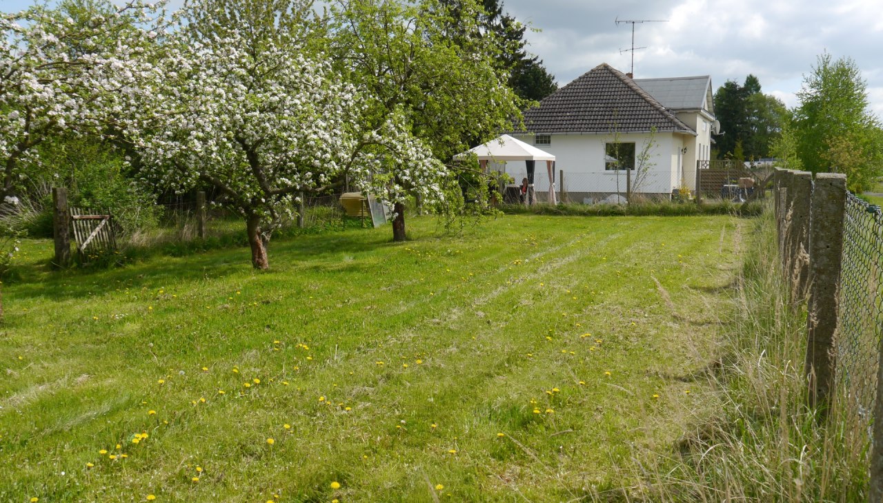 View over the fruit tree meadow to the apartment, © Andreas Stief