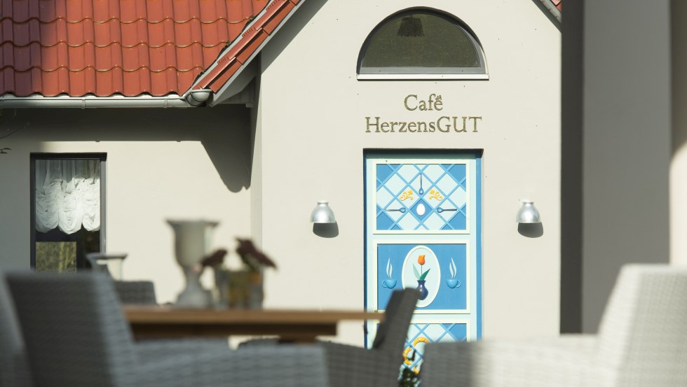 Caf&eacute; HerzensGUT nodigt je uit om te genieten van koffie en zelfgebakken lekkernijen. // &copy; Stefan von Stengel