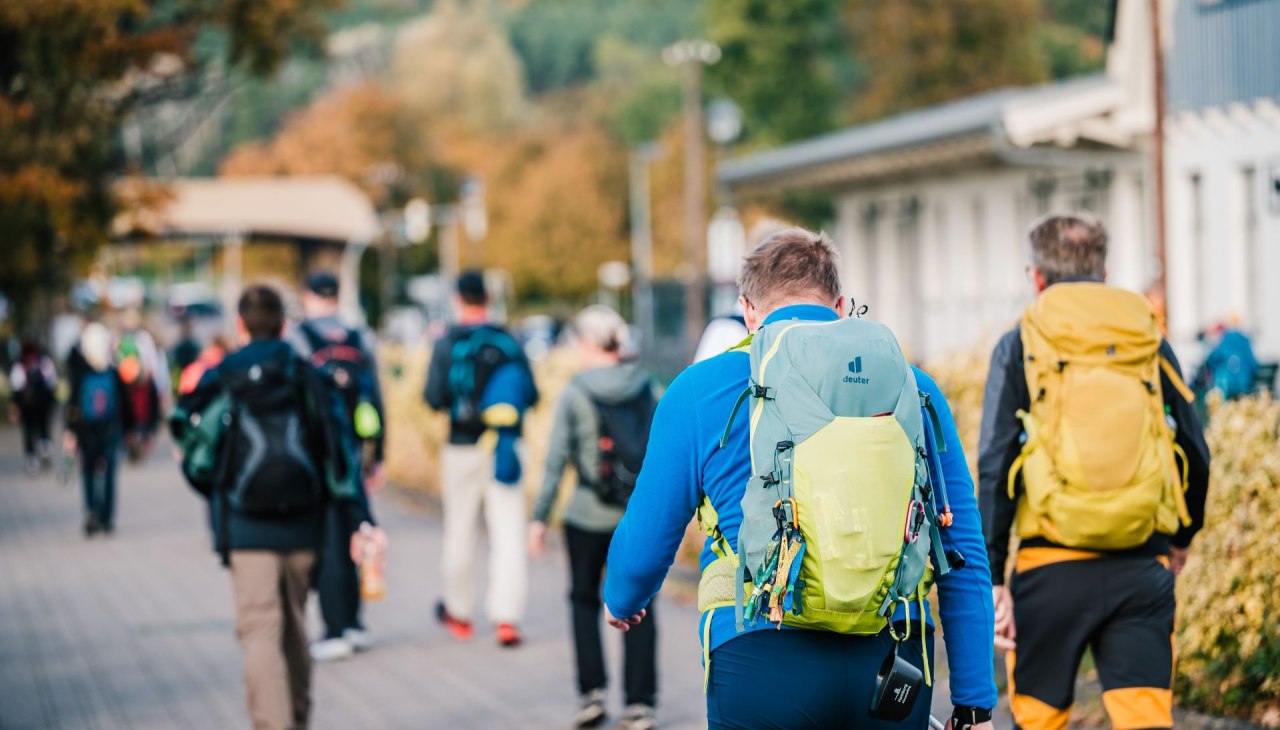 Participants of the Megamarsch Rügen 2024 during the hike., © TVR / Mirko Boy