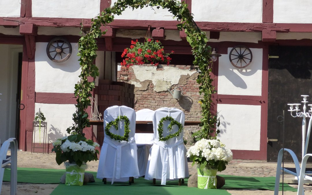 Małżeństwo w niezwykłym otoczeniu w Loitz, © Karin Heymann
