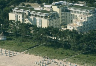 Direkt am kilometerlangen Binzer Sandstrand. Genießen Sie das Rauschen des Meeres und verbringen Sie einen Urlaub in bester Lage. // © Rugard Strandhotel Direkt am kilometerlangen Binzer Sandstrand. Genießen Sie das Rauschen des Meeres und verbringen Sie einen Urlaub in bester Lage. // © Rugard Strandhotel