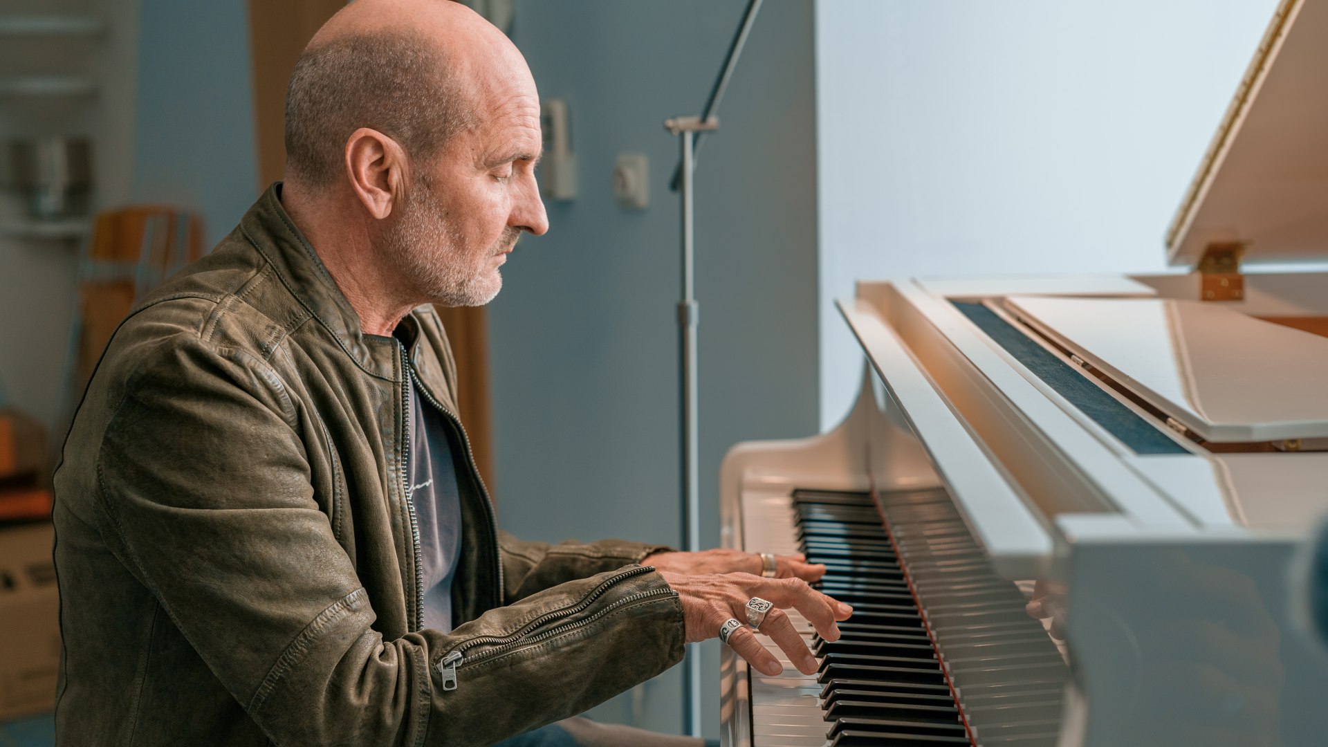 Pianista i kompozytor Lutz Gerlach z Ahrenshoop siedzi przy swoim fortepianie i gra // Pianista Lutz Gerlach z Ahrenshoop // © MV-T/Tiemann Pianista i kompozytor Lutz Gerlach z Ahrenshoop siedzi przy swoim fortepianie i gra