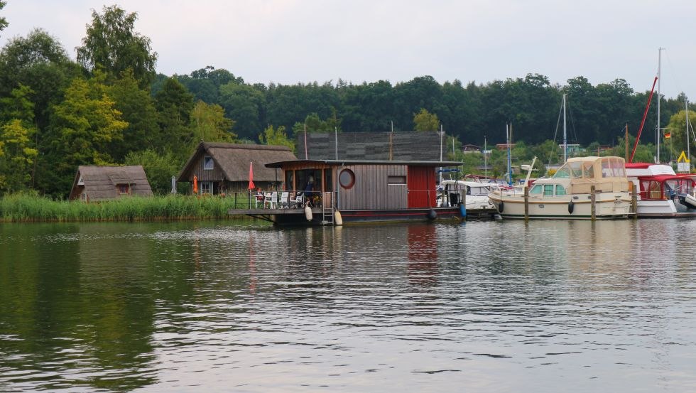 Een woonboot ligt aangemeerd op de Heidensee in Schwerin. De Heidensee ligt tussen de Schweriner See en de Ziegelsee., © TMV/Sebastian Hugo Witzel
