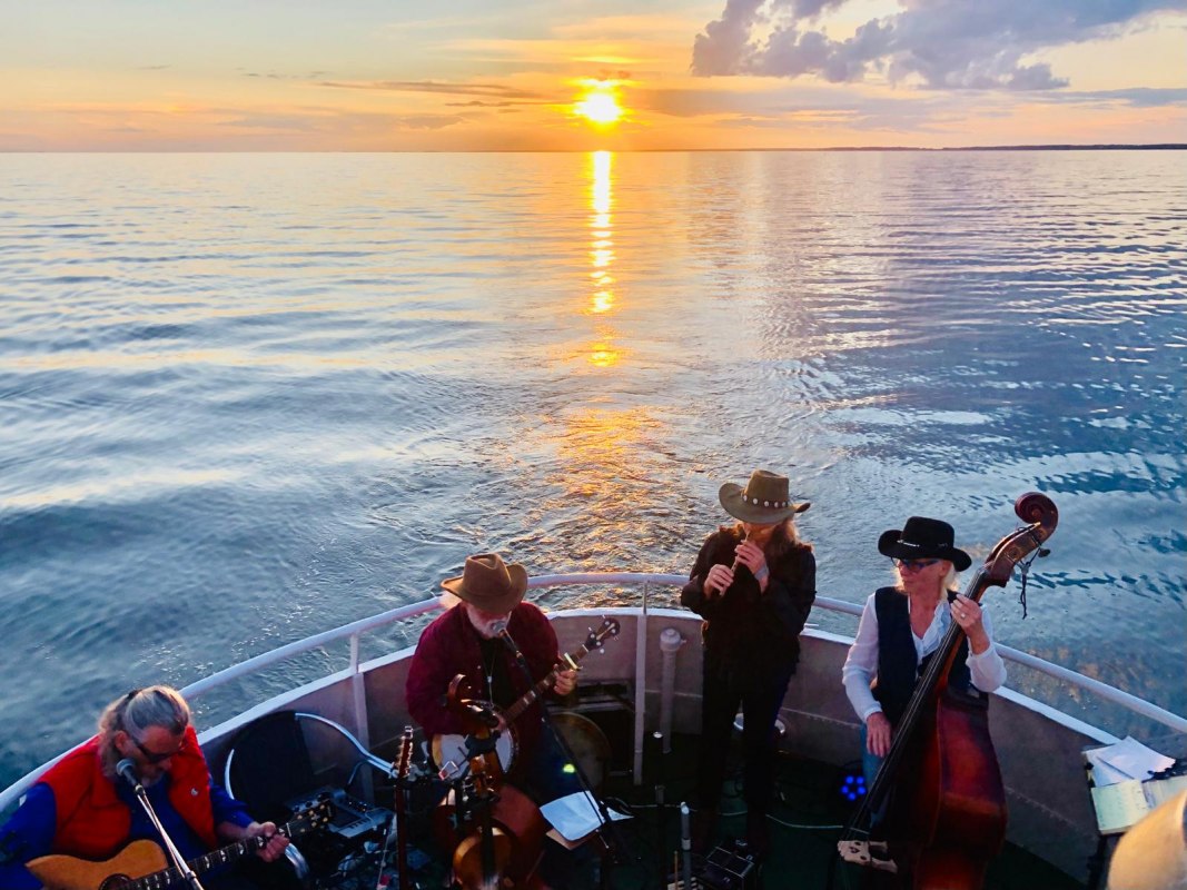 Een onvergetelijke ervaring: de Irish Cowboys van het eiland Usedom, met de zonsondergang boven de lagune op de achtergrond. // © Sarah Stuth Een onvergetelijke ervaring: de Irish Cowboys van het eiland Usedom, met de zonsondergang boven de lagune op de achtergrond. // © Sarah Stuth
