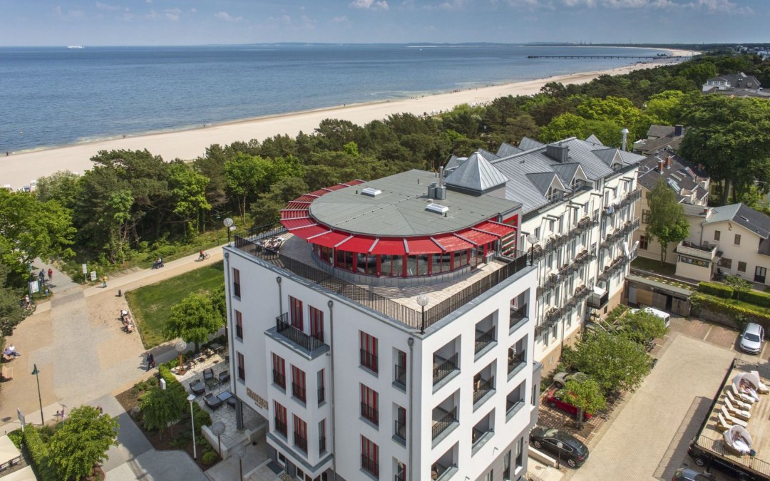 Strandhotel Heringsdorf ligt direct aan het strand, © Michael Knüppel