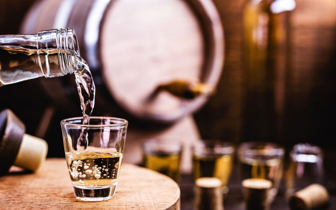 glas-wird-mit-drink-serviert-bekannt-als-cachaca-pinga-destilliertes-zuckerrohr-name-fur-brasilien-hergestellten-cognac, © maennerhobby