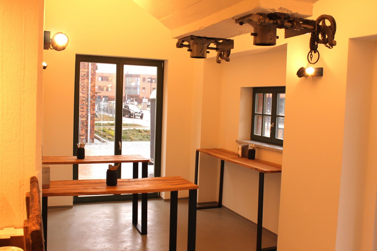 Onze friettent in het oude Kruse pakhuis, © pommes-bude.com Onze friettent in het oude Kruse pakhuis, © pommes-bude.com