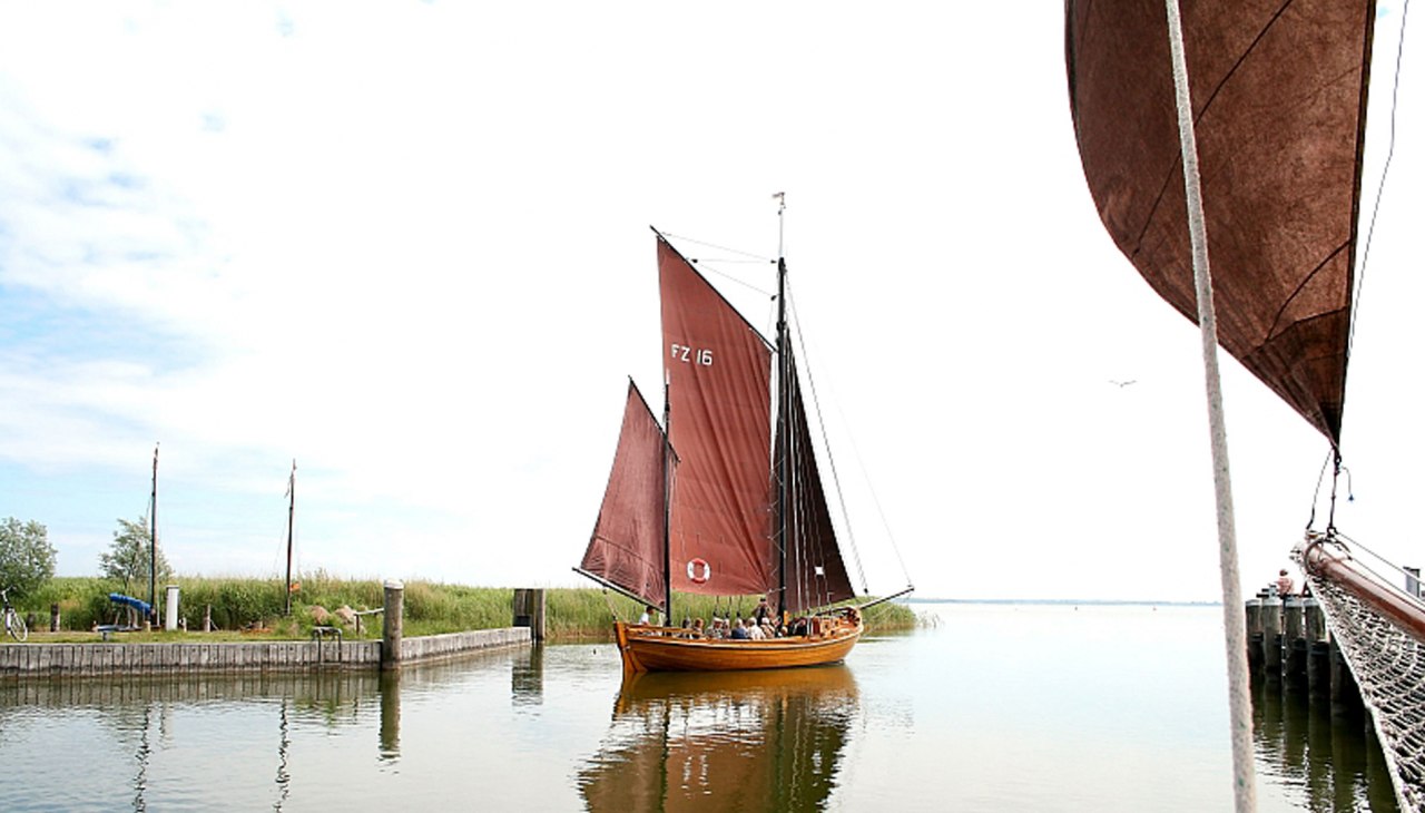 Zeesloep varend op de Saaler Bodden vanuit de haven van Althagen, © Uwe Grünberg