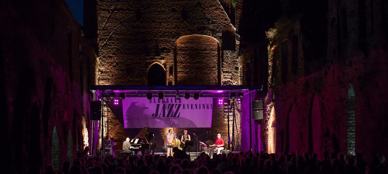 Jazzowe dźwięki zachwycają publiczność podczas Eldena Jazz Evenings // © Stephan Busse, Lensescape.org Jazzowe dźwięki zachwycają publiczność podczas Eldena Jazz Evenings // © Stephan Busse, Lensescape.org
