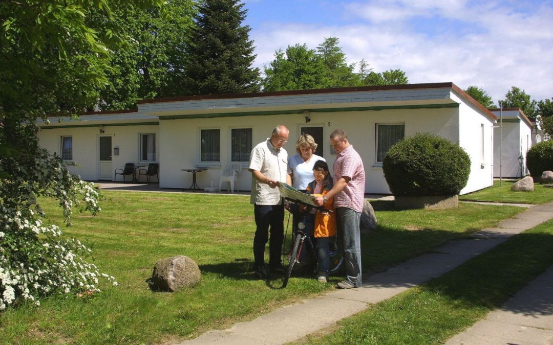 Familie voor de bungalow Jagdweg 24, © Ferienbungalow Jagdweg 24