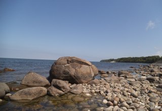 Findling Svantekahs am Strand von Ruschvitz // &copy; H. Seelenbinder