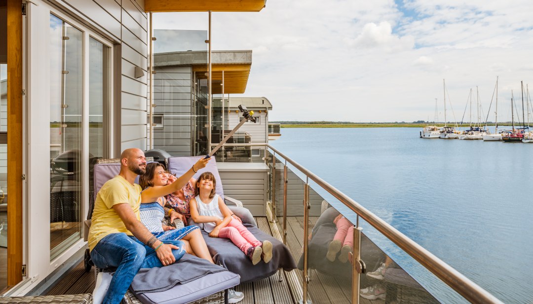 First a selfie! The day begins on the balcony of the floating vacation home at the Baltic Sea Resort in Kröslin., © TMV/Tiemann First a selfie! The day begins on the balcony of the floating vacation home at the Baltic Sea Resort in Kröslin., © TMV/Tiemann