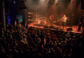 Full hall at the concert night during Studio am See 2025. // © Simon Voigt Full hall at the concert night during Studio am See 2025. // © Simon Voigt