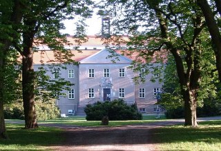 Chestnut avenue to Griebenow baroque palace with portal and courtyard of honor, © Barockschloß zu Griebenow e.V.