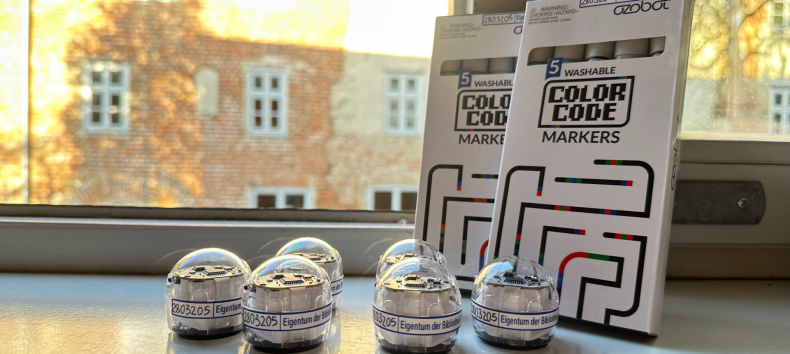 6 Ozobots with instructions on the windowsill of the city library // © Stadtbibliothek Stralsund 6 Ozobots with instructions on the windowsill of the city library // © Stadtbibliothek Stralsund
