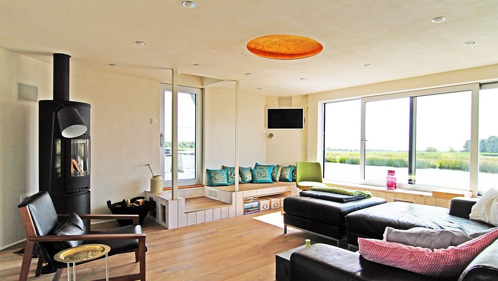 Woonkamer met Scandinavische kachel // © Tilo Budinger Woonkamer met Scandinavische kachel // © Tilo Budinger