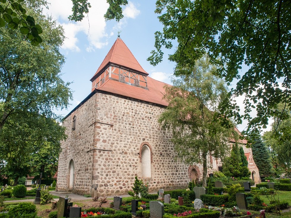 Kościół wiejski Sanitz z cmentarzem // © Frank Burger Kościół wiejski Sanitz z cmentarzem // © Frank Burger