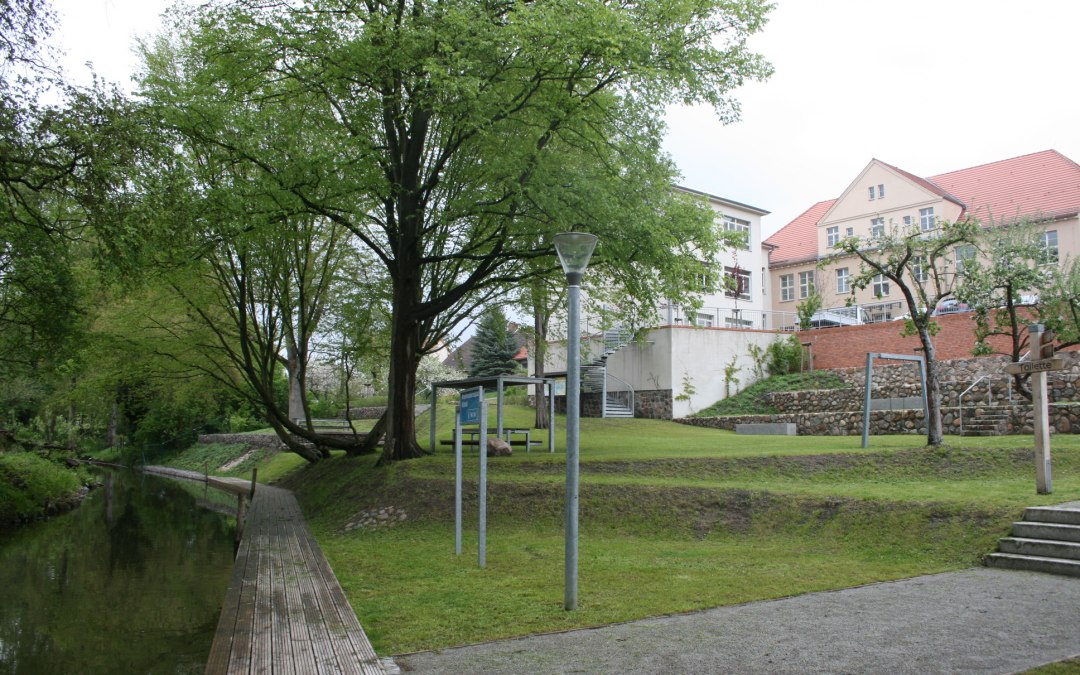 Rustplaats voor waterwandelingen in de oude stad achter de kerk, © REGiO Nord mbH