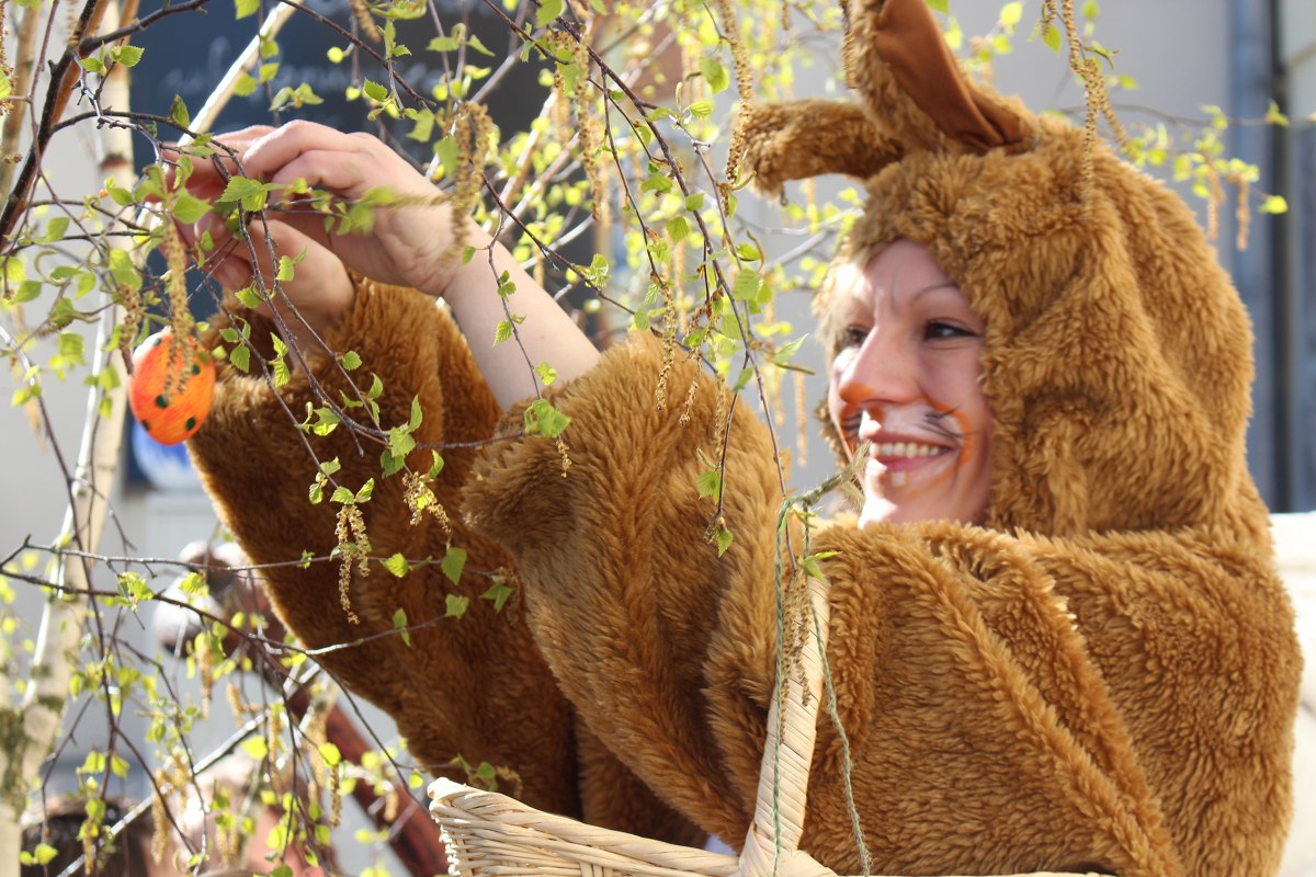 Dekorowanie drzewka wielkanocnego, &copy; TZRW