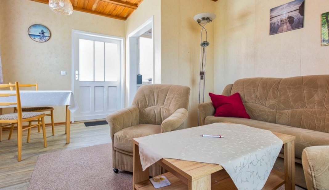 Bright and friendly living rooms, with TV. // &copy; Fam. Schurat