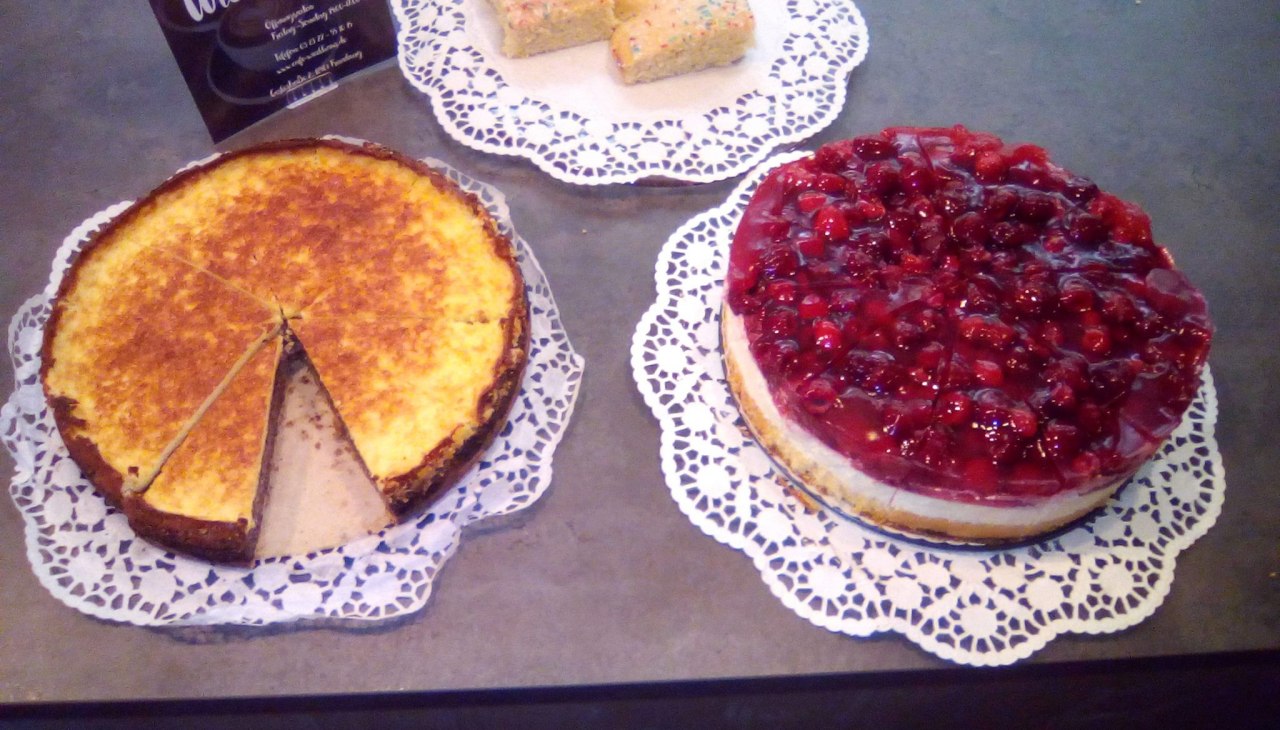 Oferta ciast i tart zmienia się w każdy weekend (tutaj: tarta makowa, ciasto z kruszonką i ciasto z kremem malinowym)., © Tom Augustyniak