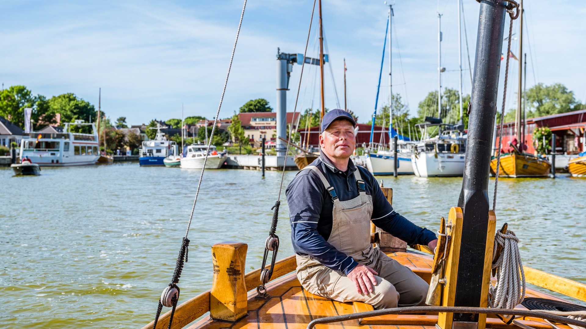 Jochen Eymael at the helm of the "Butt, &copy; TMV/Tiemann