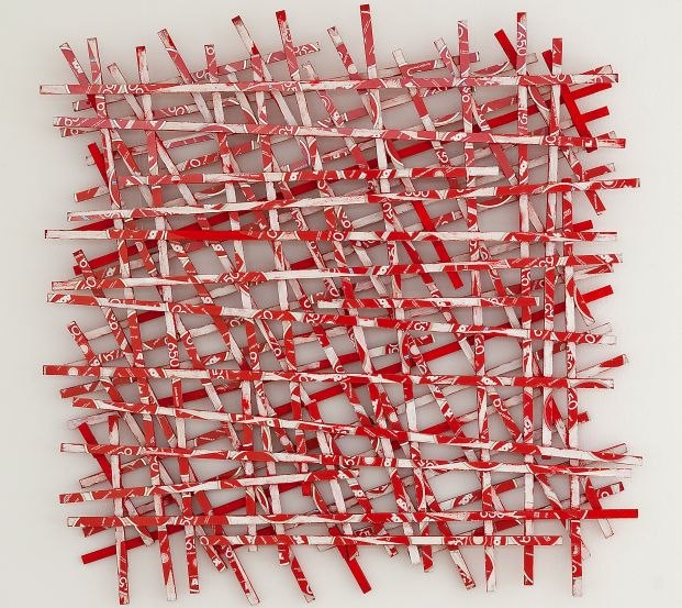 Czerwona płaskorzeźba - płyty CD na ułożonym drewnie, ok. 110 cm kw., © Anka Kröhnke Czerwona płaskorzeźba - płyty CD na ułożonym drewnie, ok. 110 cm kw., © Anka Kröhnke