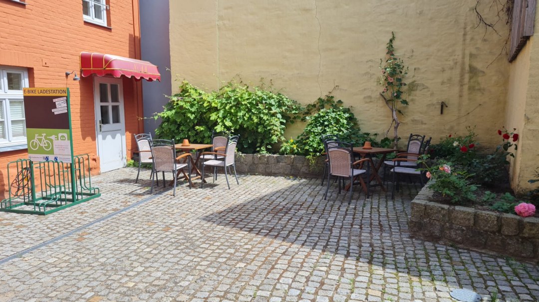 Inner courtyard with seating and e-bike charging station, © Tourist-Information Malchow
