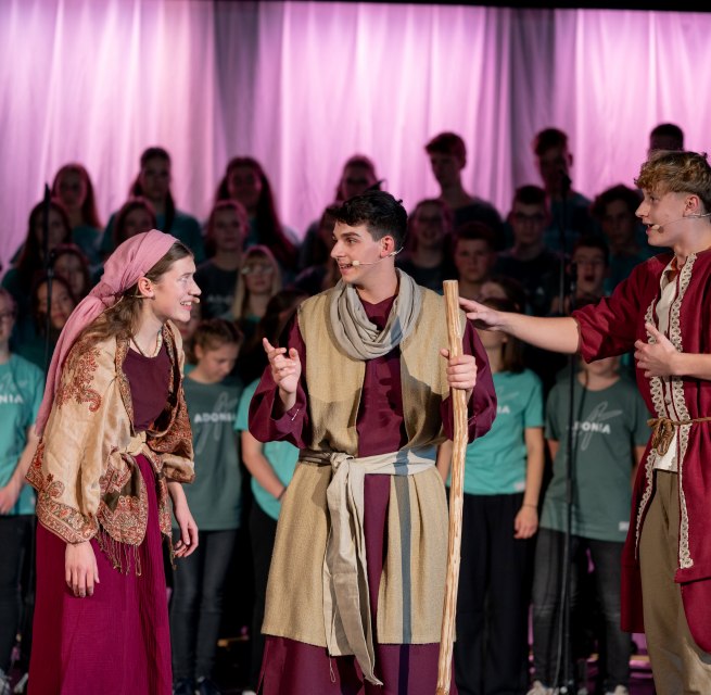 Theater scene from the Mosemusikal, the choir can be seen in the background, © Adonia