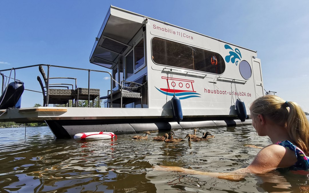 Woonboot bij Badestop in de baai van Mecklenburg-Vorpommern, © Smobilia GmbH & Co. KG