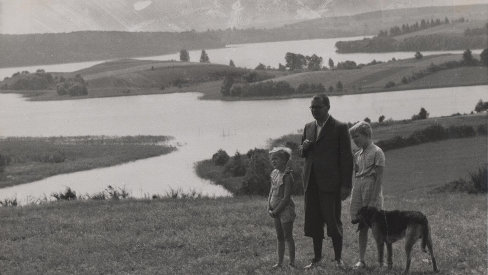 Hans Fallada met zijn kinderen op de Hauptmannsberg in het Feldberger Senlandschaft, © (c) Hans Fallada Archiv Hans Fallada met zijn kinderen op de Hauptmannsberg in het Feldberger Senlandschaft, © (c) Hans Fallada Archiv