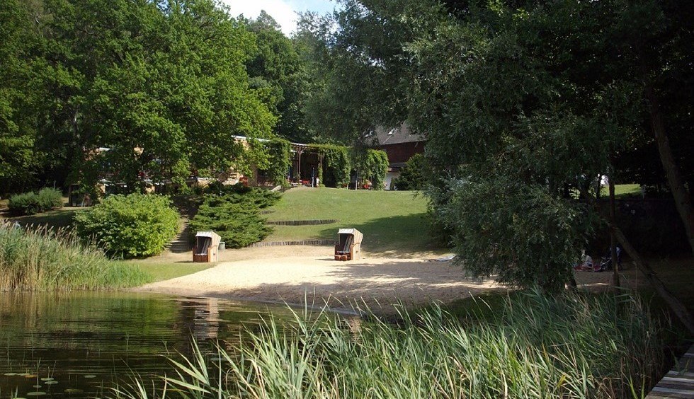 Strand bij Seehotel Ichlim met uitzicht op het hotel, © Seehotel Ichlim Strand bij Seehotel Ichlim met uitzicht op het hotel, © Seehotel Ichlim