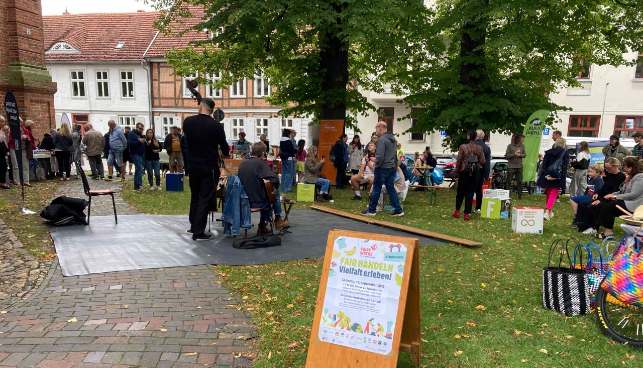 With the FAIRkostung event, the state capital is celebrating its "Fairtrade City" designation together with its residents for the second time this year at the Schelfkirche. // © Stefan Purtz With the FAIRkostung event, the state capital is celebrating its "Fairtrade City" designation together with its residents for the second time this year at the Schelfkirche. // © Stefan Purtz