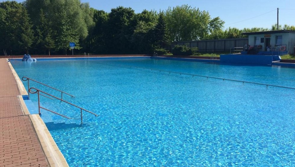 Zwembad Kirch Baggendorf met 50 meter baan, grote speeltuin en sportfaciliteiten, &copy; Amt Recknitz-Trebeltal