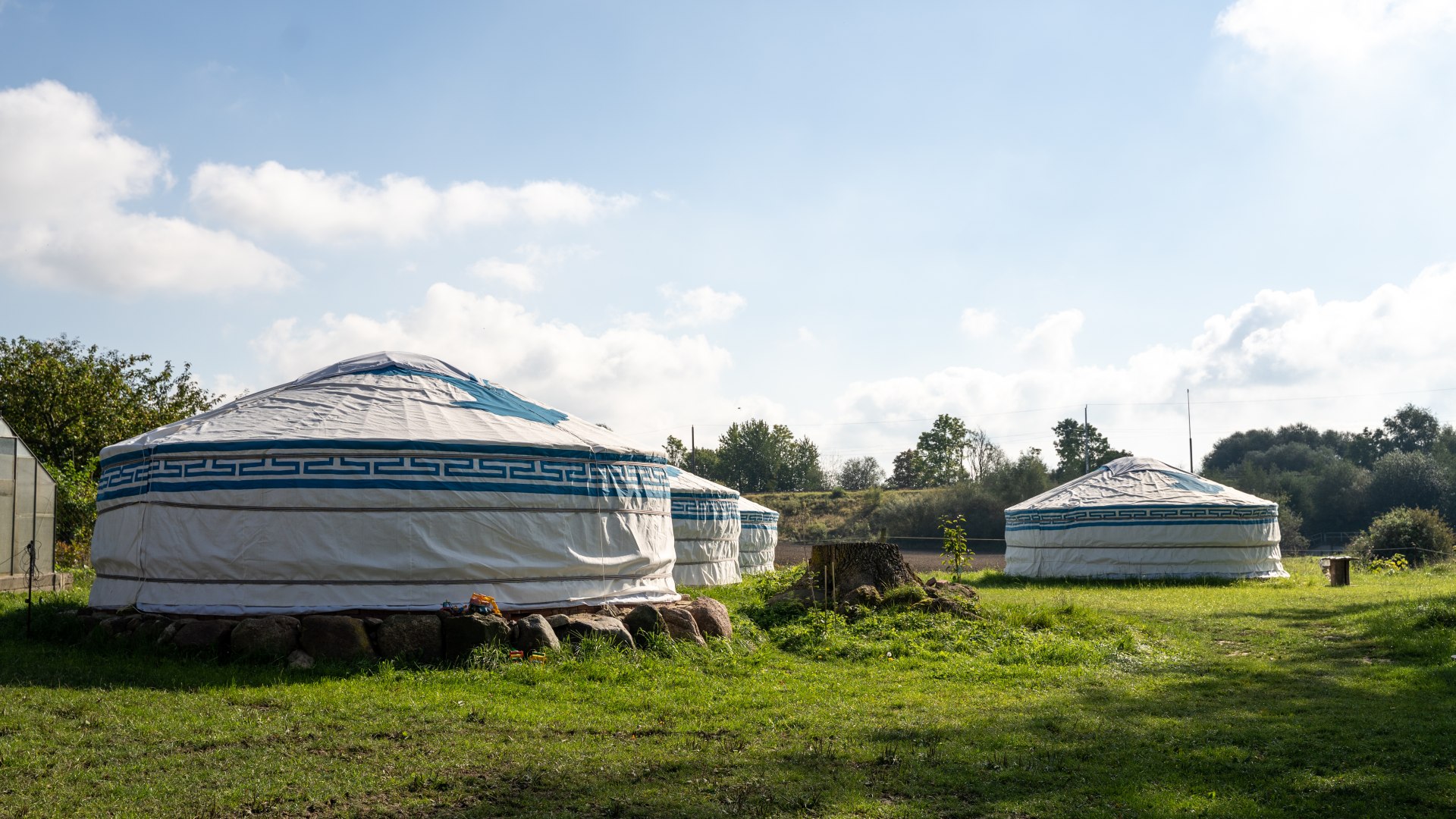 En idyllisk semester p&aring; landet p&aring; ART.Quartier &ndash; De stora jute-t&auml;lten st&aring;r mitt i gr&ouml;nskan, precis som vid glamping.