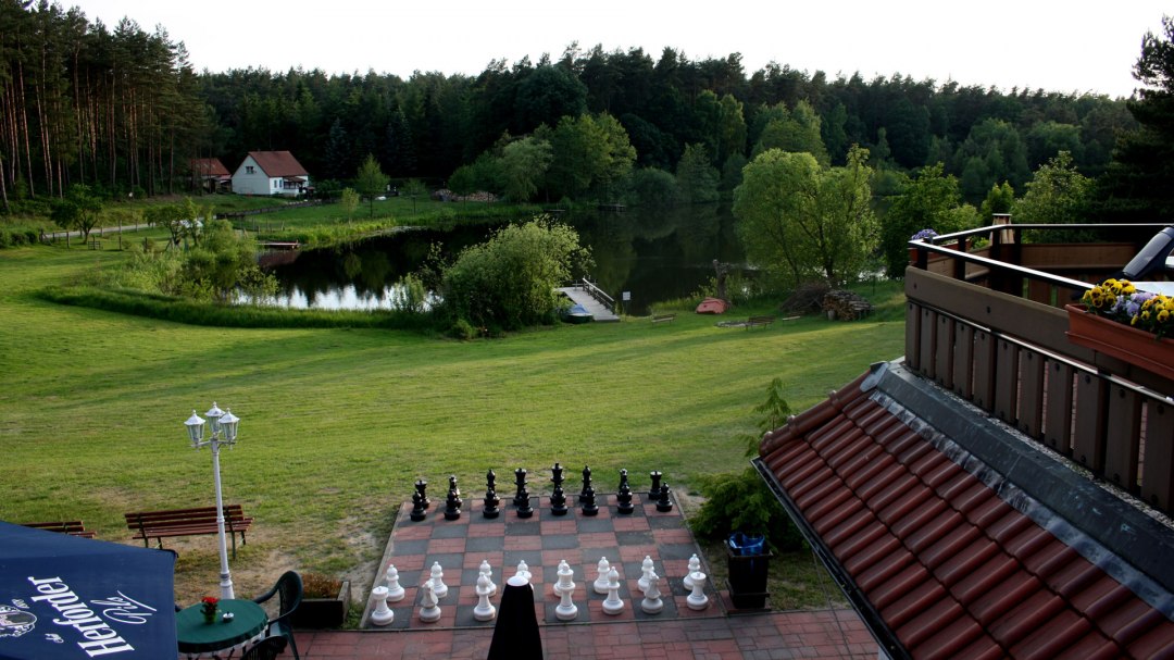 Widok na jezioro Grünplaner z hotelu, © Hotel & Restaurant Heidekrug