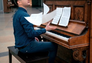 Denisov am Klavier // &copy; Denisov