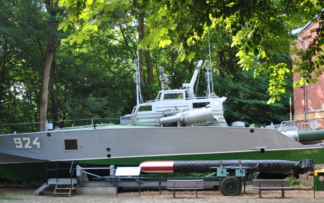 Kleine NVA torpedo speedboot op het buitenterrein van het Marinemuseum op het eiland Dänholm bij Stralsund, © STRALSUND MUSEUM