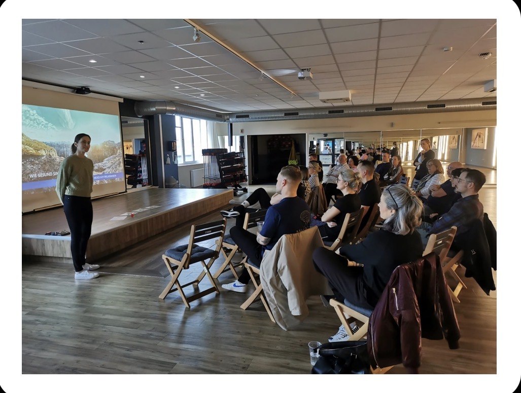 Gezondheidslezing met ge&iuml;nteresseerde luisteraars // &copy; Team Arinor