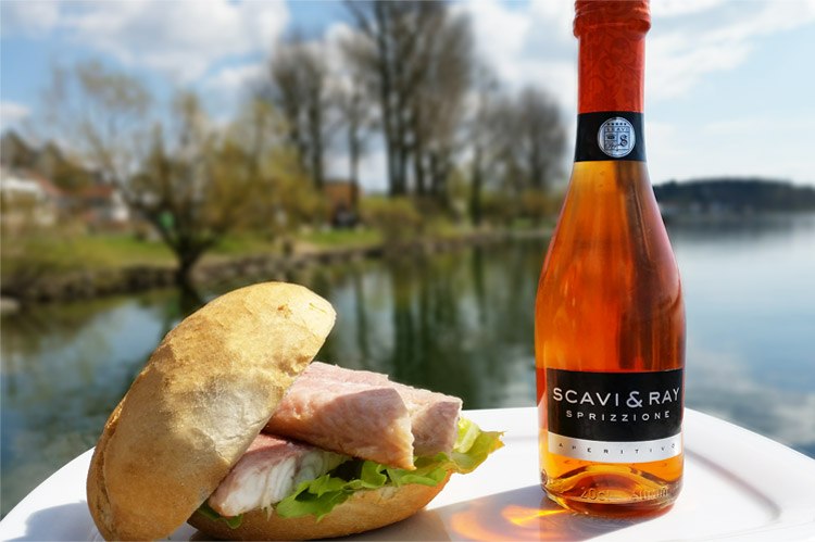 Enjoy a delicious fish sandwich and a piccolo on the banks of the Müritz // © Fischräucherei Rösing GmbH Enjoy a delicious fish sandwich and a piccolo on the banks of the Müritz // © Fischräucherei Rösing GmbH