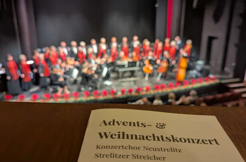 Het Neustrelitz Concertkoor en de Strelitz Strijkers tijdens hun adventsconcert in december 2024, © Thomas Wiedemann Het Neustrelitz Concertkoor en de Strelitz Strijkers tijdens hun adventsconcert in december 2024, © Thomas Wiedemann